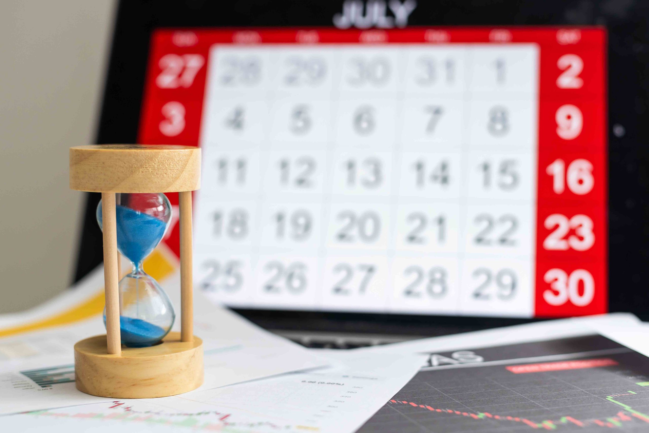 Hourglass and calendar highlighting the waiting period for a car accident settlement in Texas, emphasizing the importance of timely legal action.