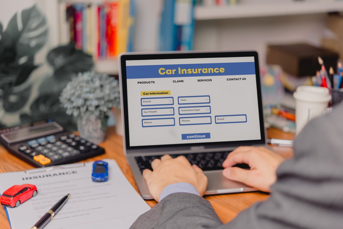 Visual guide on obtaining a car insurance quote in Texas, highlighting key laws and steps for effective comparison