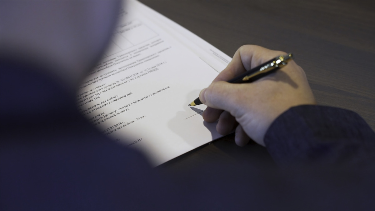 A person signing a rental car accident injury claim