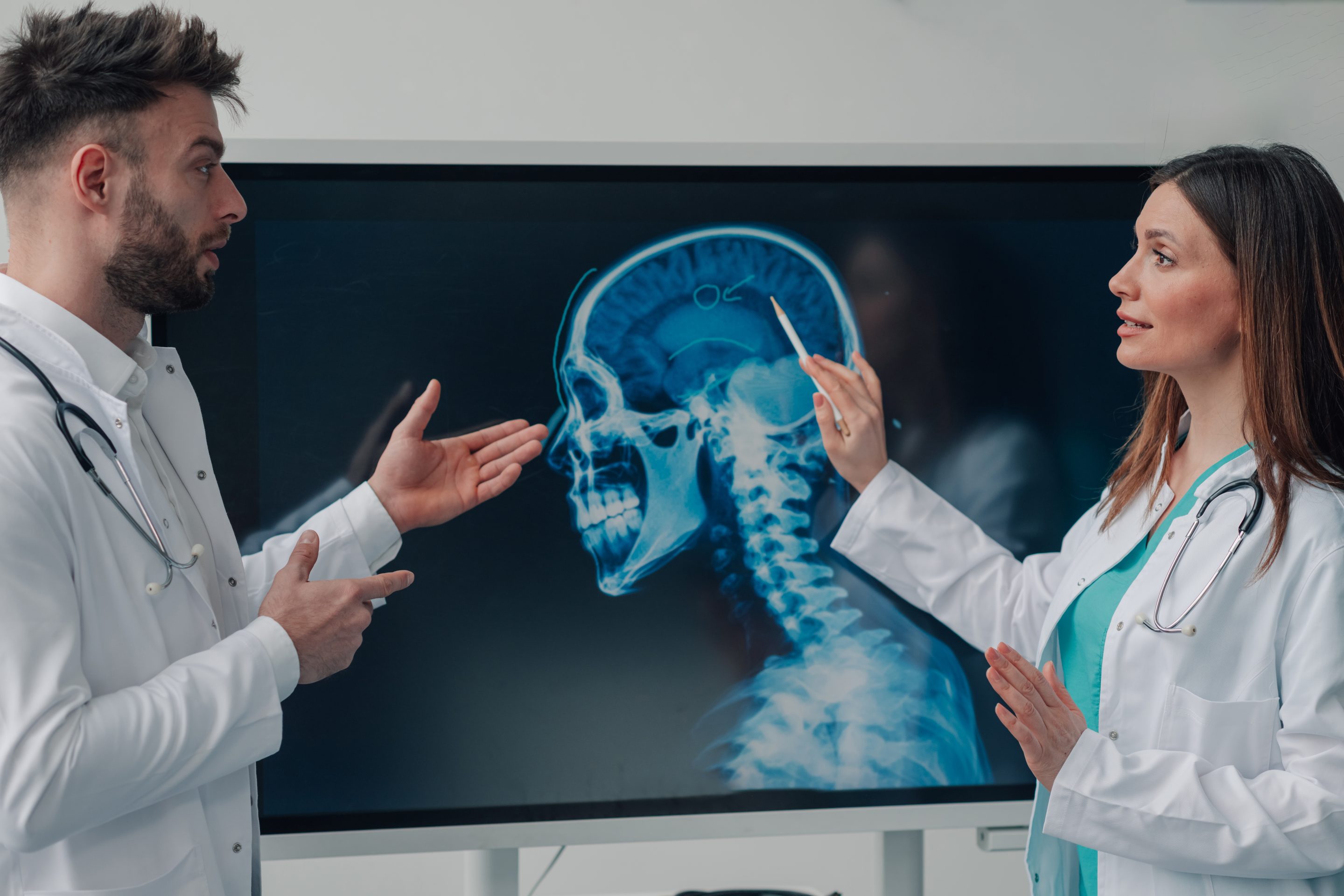 doctors discussing the injury found in the xray